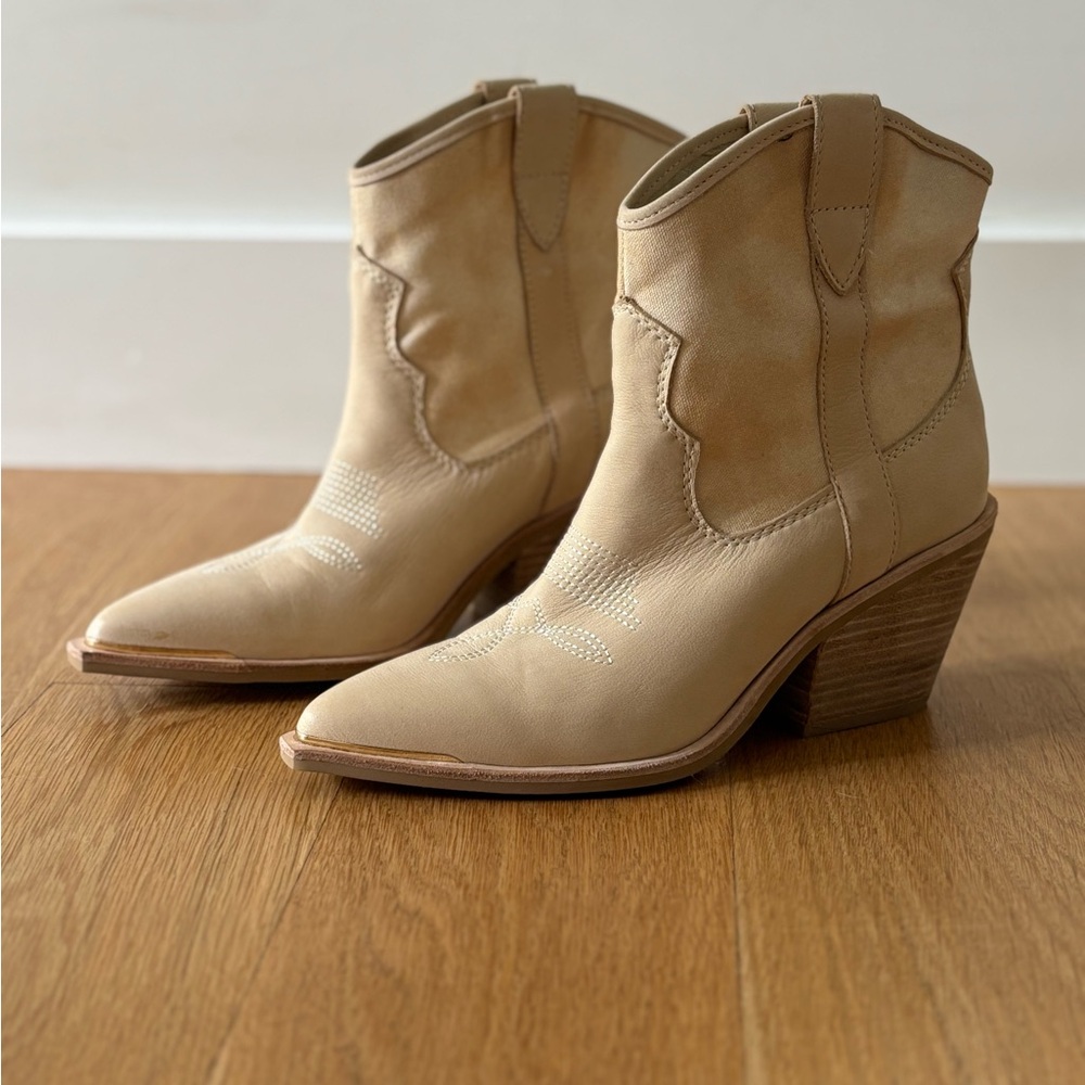 Dolce Vita 	
NASHE BOOTIES IN VANILLA NUBUCK